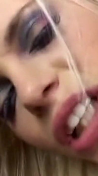 Un plan à trois sexy avec une MILF slut pleine
