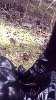 Humillación femenina al aire libre: dominatrix de látex y sumisa de goma