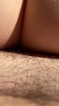 È addirittura normale assaggiare i succhi dell'altro? Pisciare figa e cazzo. Primo piano.