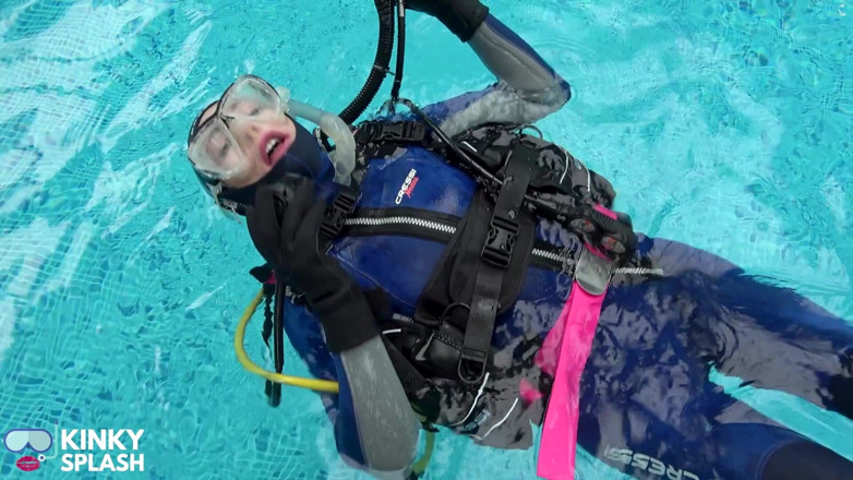 UKCuteGirl Lucy Lauren: Scuba Retreat Część 1: Zapieczętowany w Neopren i błaga o kłopoty