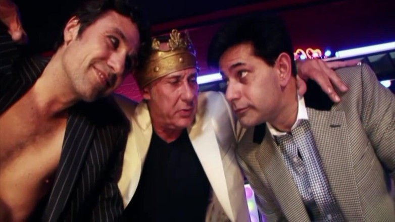 Bitch fucked bareback by big cock: King jette une orgie dans un club
