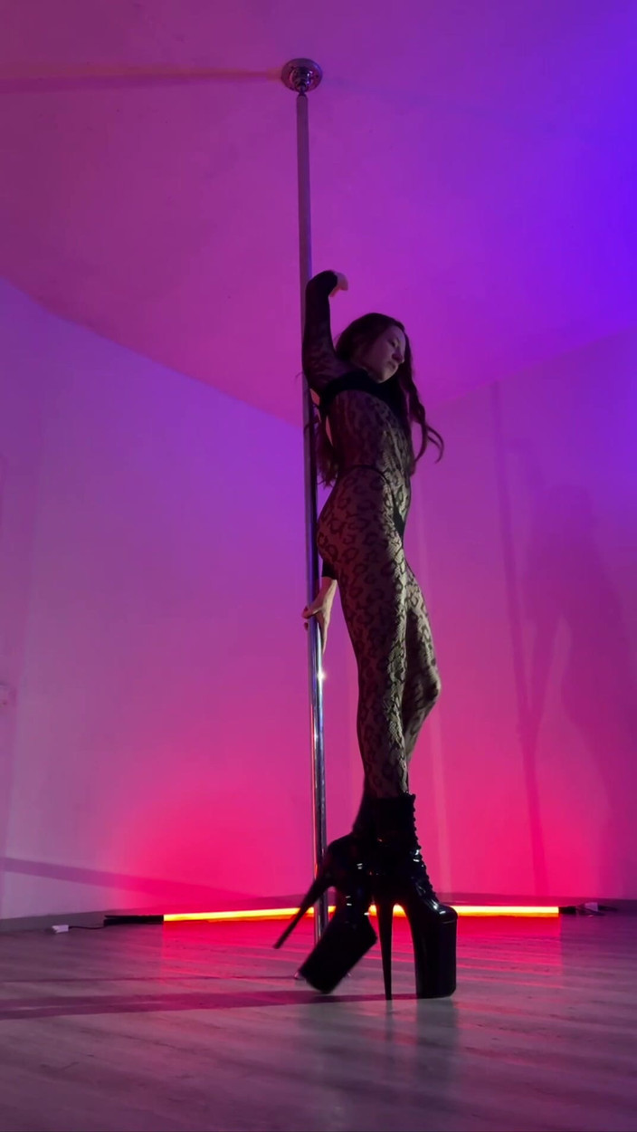 Skinny_lady69: Giganci tańca na rurze