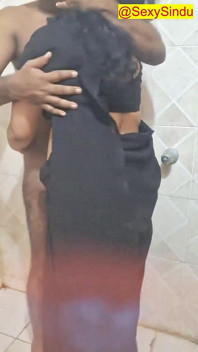 La miLF moglie indiana fa un bagno a Saree