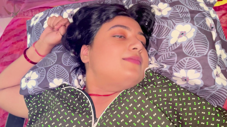 Hotty_ragini: सौतेले बेटे ने सौतेली मम्मी को बहकाया और सौतेले बेटे ने मौके का फायदा उठाया और सौतेली मम्मी को चोदा, पूरा हिंदी वीडियो