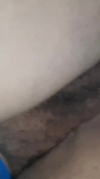 Mi madrastra estaba limpiando la cocina y mostró su coño peludo