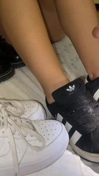 Fétiche des chaussures - j’ai foiisé ses chaussures...