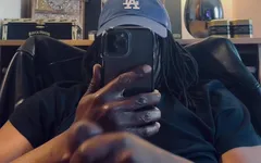 Büyük zenci yarağı iş arkadaşının videolarını izlerken sert boşalıyor