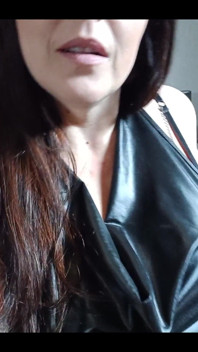 A sneaky no panty pussy flash