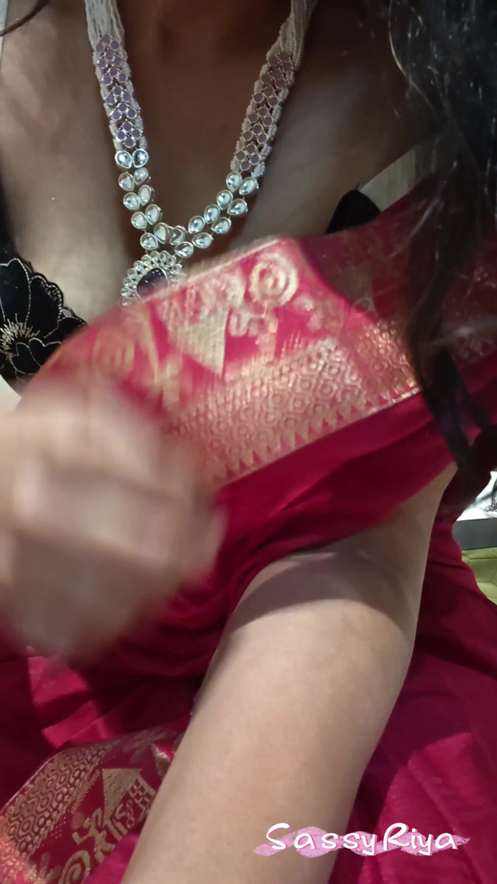 Sassy Riya: Sassy Riya Saare Close up Cleavage
