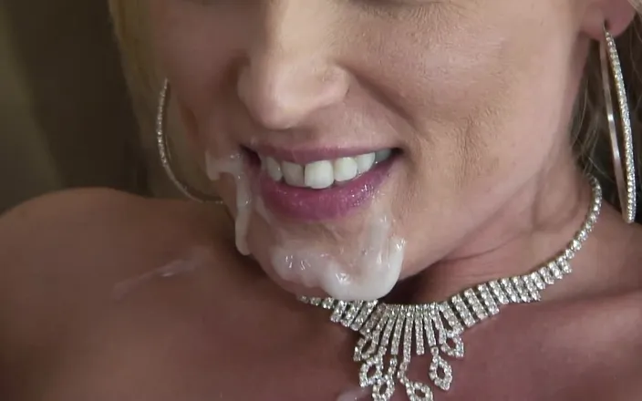 Dirty fantasy: Matrigna tettona con gambe lunghe scopa e succhia giovane cazzo