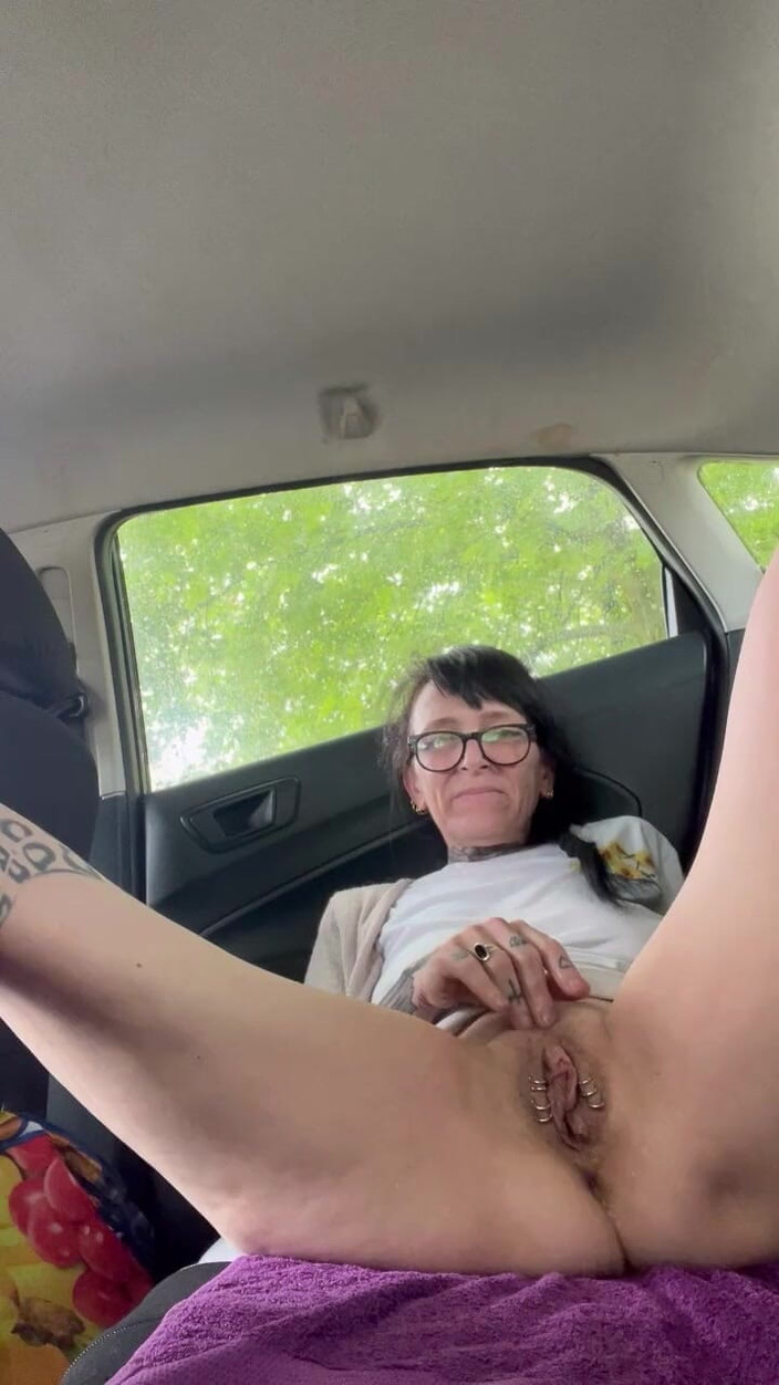 aewin11: Squirting auf dem rücksitz von M Car