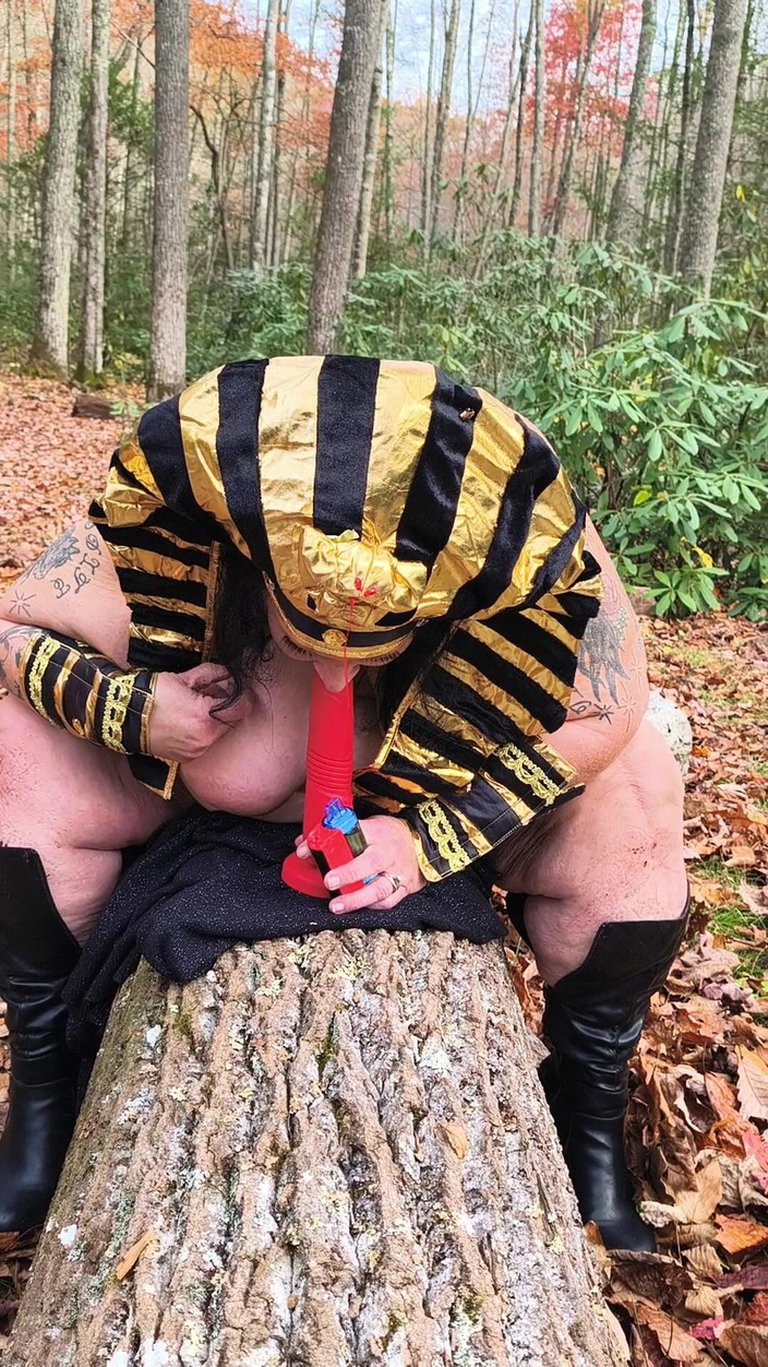 HerculesnVENUS: 她在树林里发现了一根假阳具，她是会淫荡还是很好