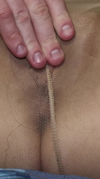 Dedilhado e mijando em meia-calça! Linda morena!