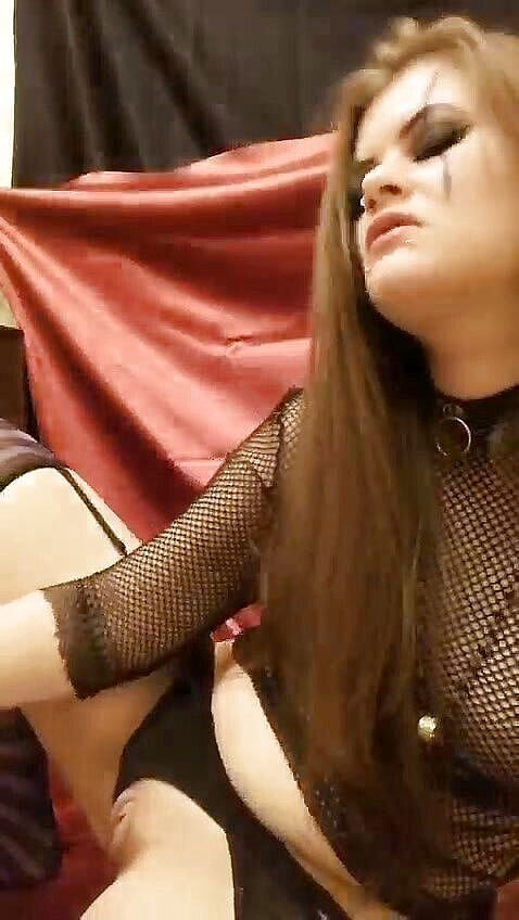 Mara Vipe: Goth-mädchen lutscht einen transparenten dildo und masturbiert dann ihre muschi...