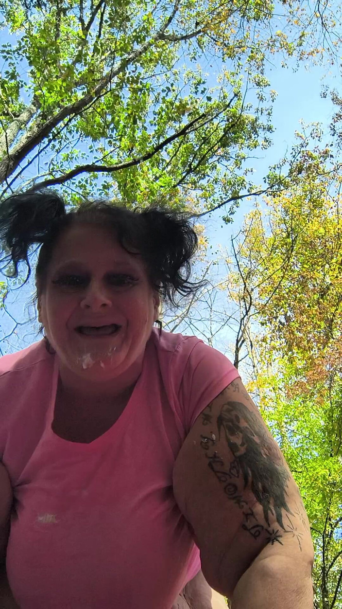 HerculesnVENUS: Des mécaniciens travaillent dans sa voiture, elle mange son sperme...