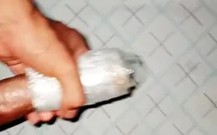 La rica polla aceitada de este papá se masturba con su vagina casera al ritmo de la música