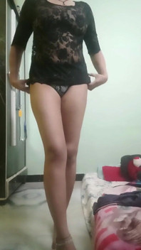 Chica india en top negro transparente & bragas - provocación transparente