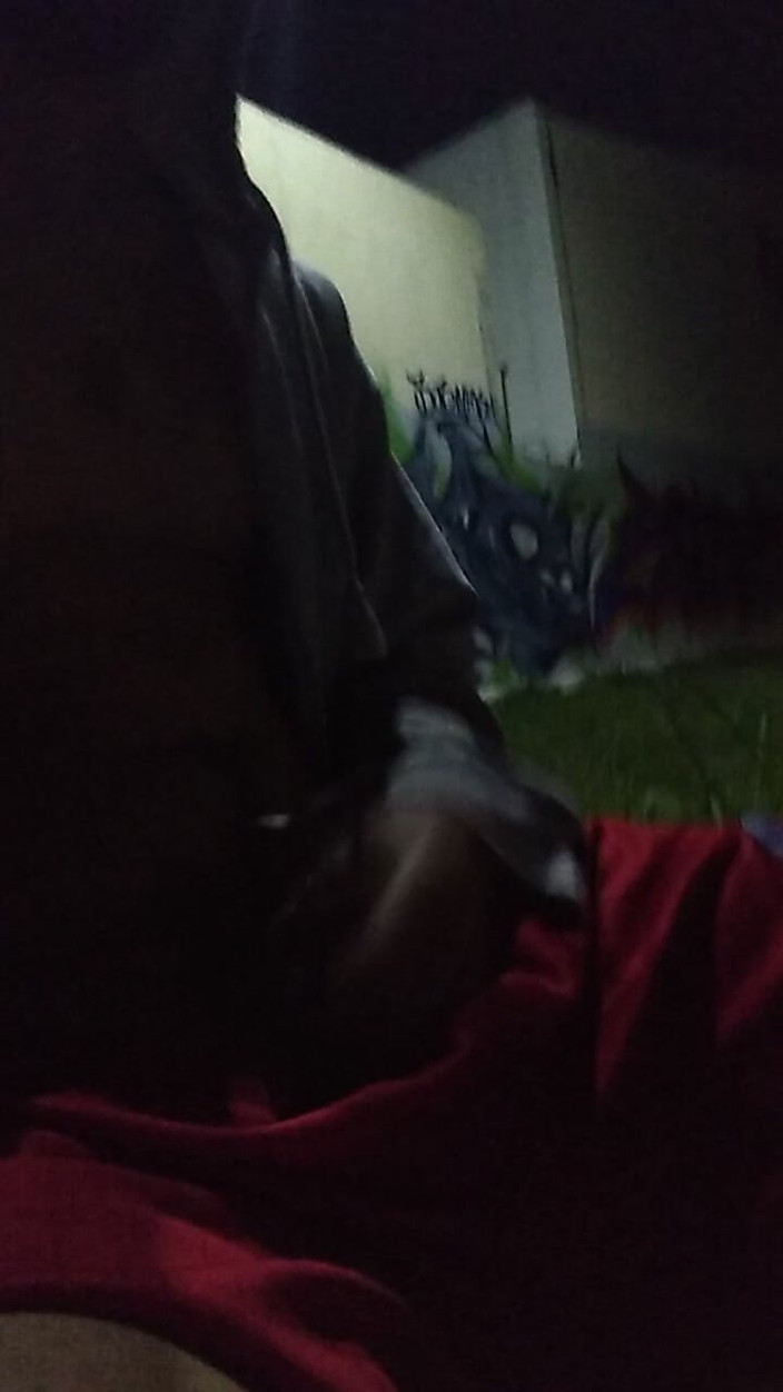 AlexAlejandro13: Nessun uomo con la camicia calda nel parco con solo...