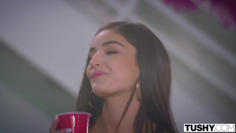 Tushy: Tushy Avi a Emily Live to Be Gaped