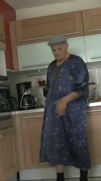 Pareja disfrutando del sexo mientras viejos miran