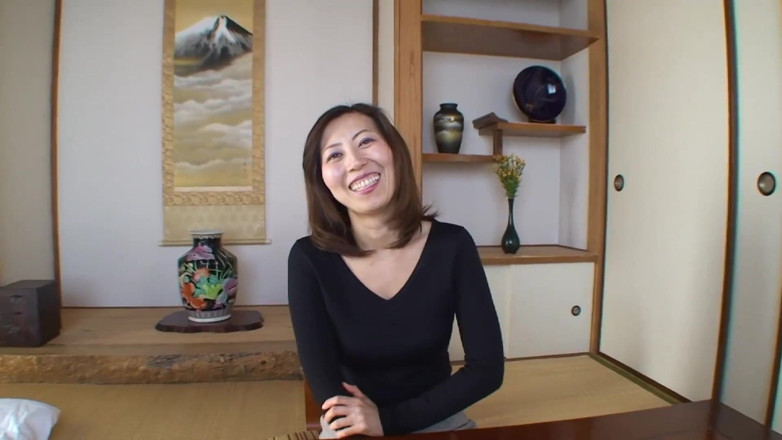Asiatiques: 黑发亚洲熟女脱衣并展示她有什么
