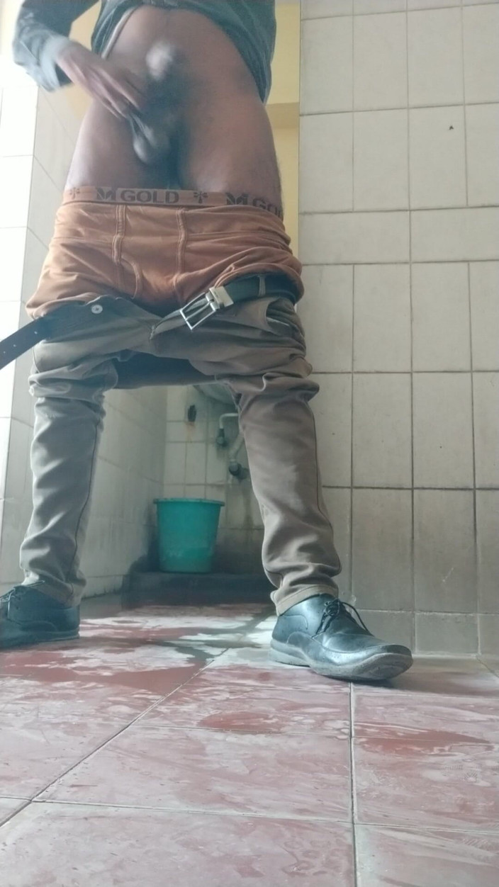 Tamil 10 inches BBC: Un mec branle son énorme bite dans la salle de bain