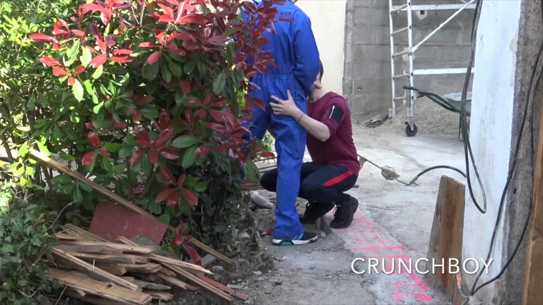 THE BIG BULGE STUDIO: 2473 Une jeune hétérosexuel se fait baiser dans la nature...