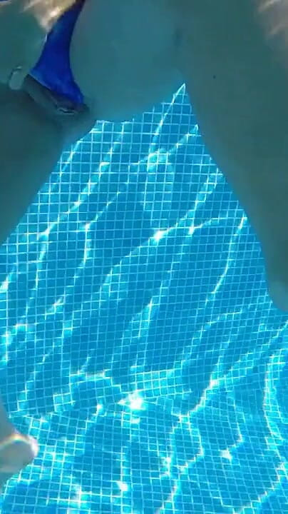 SweetSusi: Con neuem Badeanzug in piscina