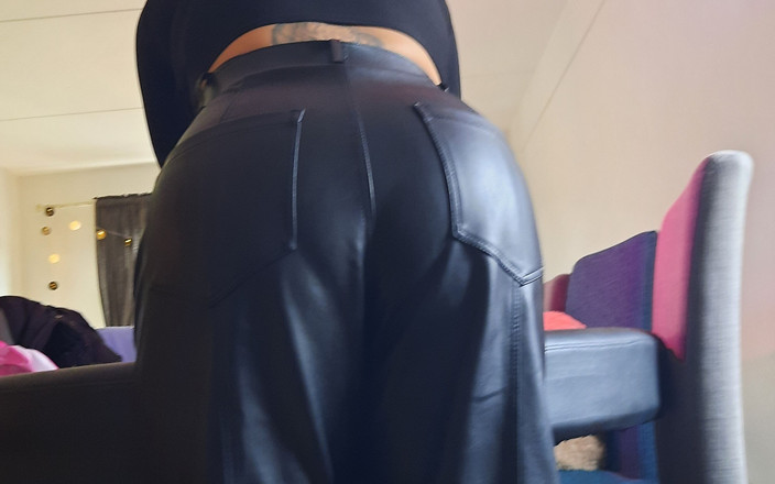 Mistress Meley: Uriner sur les toilettes dans un pantalon en cuir
