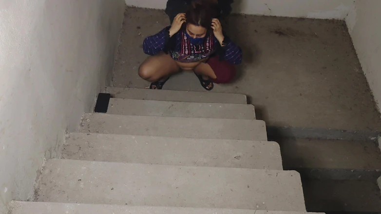 Faryal: Přítelkyně šuká na schodech - kouření zezadu hardcore