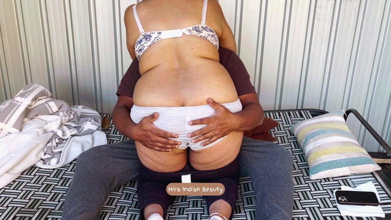 Hot 365 Entertainments: Pantat bulat makcik desi tebal dijolok di luar rumah! Percintaan...