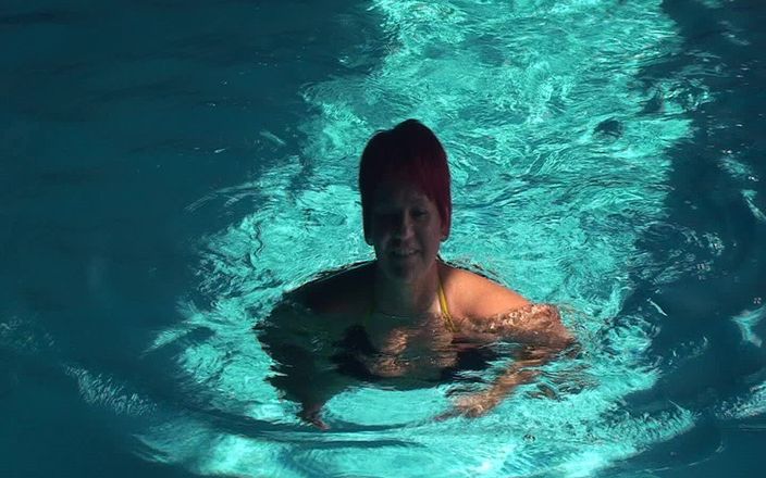 Anna Devot and Friends: Annadevot - bơi trong bikini.