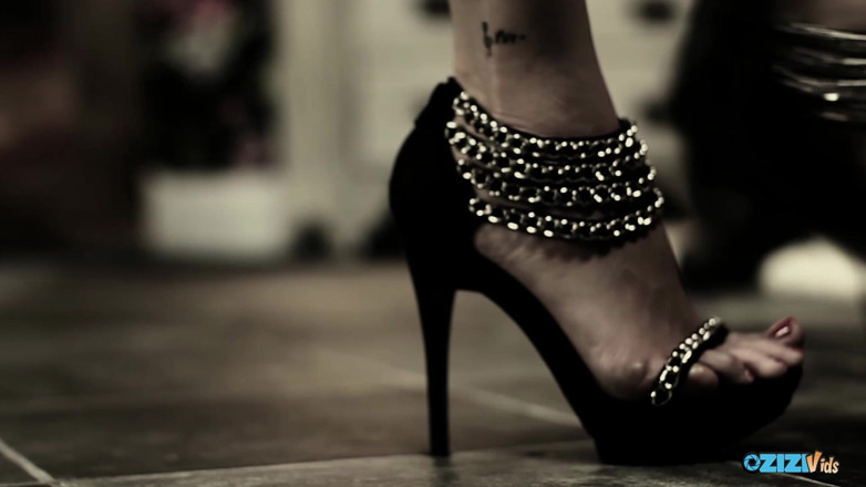 Zizi Vids: El par intemporal de tacones altos y medias brillantes está...
