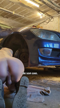 Nahý pod titinou!