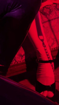 Rubber y Ava Fetishart le dan a pervertido una paja de látex - parte 1