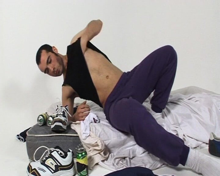 Euro Content Gay: Delgado tio cachondo le gusta chupar su propia polla