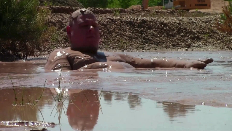 MuddyChubby: Baño de barro en un arenero con barro profundo, cremoso...