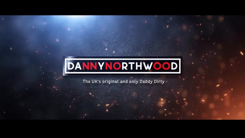 Danny Northwood: Awek T-Girl bertatu panas &amp; hunk berminyak di bilik mandi