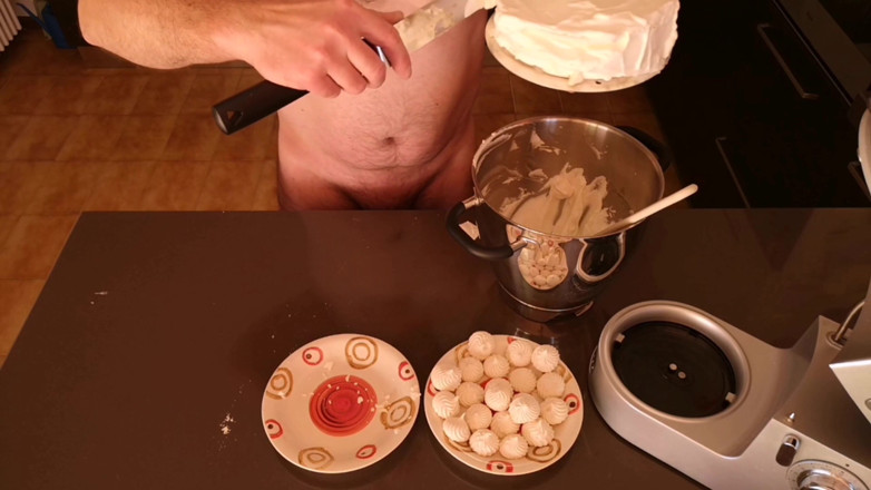Cicci77: Cicci77 dopo aver raccolto 50 grammi di sperma, prepara una torta...