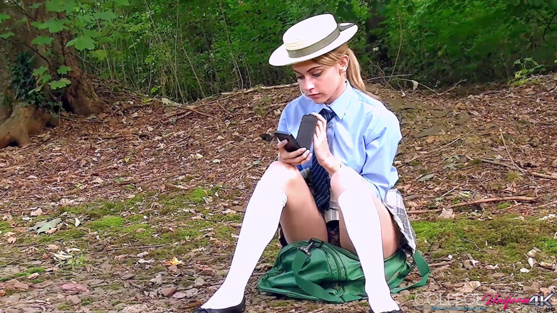 College Uniform: Desaparecido El Autobús Con Chloe Toy
