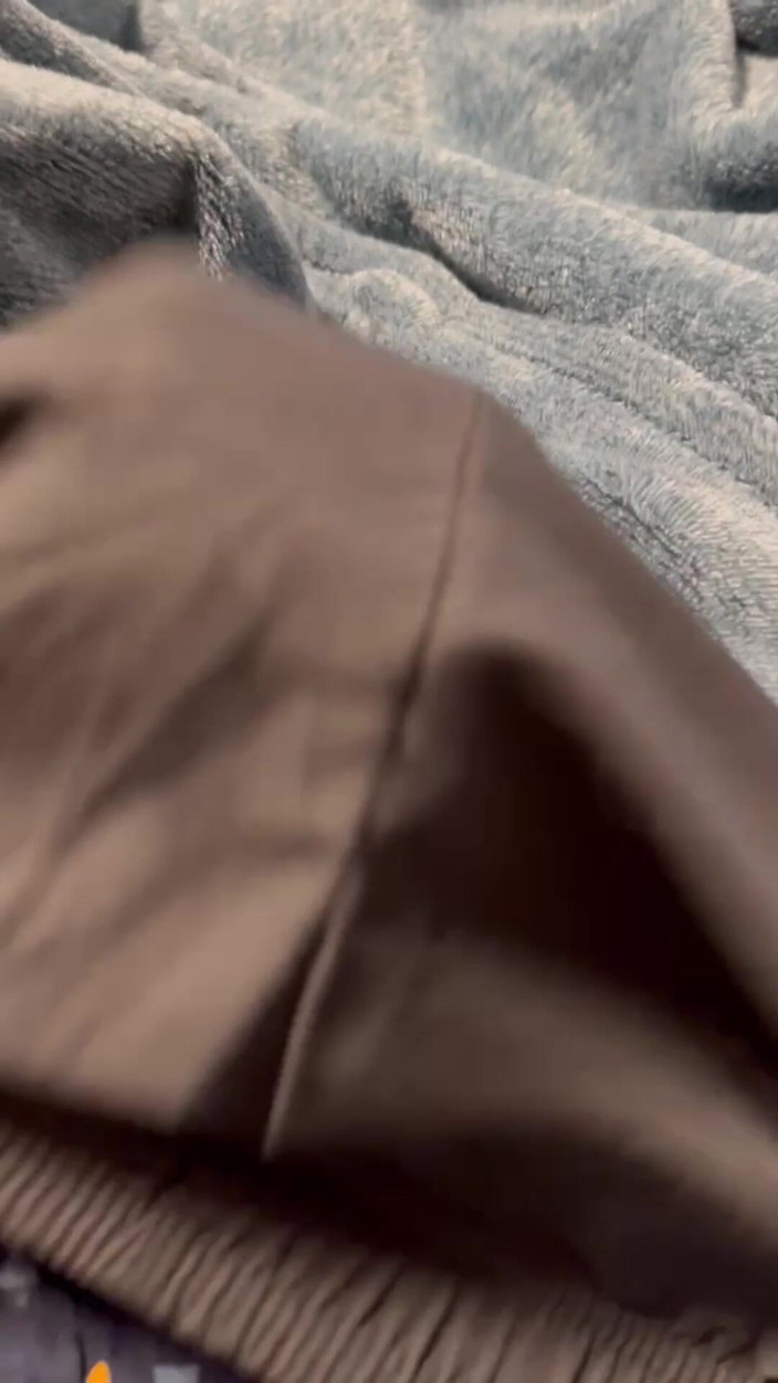 Gay Soldier Stuff: Soldatul armatei excitate se masturbează într-o pereche de pantaloni care rulează -...