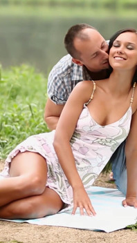 Sex senzual lângă râu cu un cuplu romantic de fete brunete cu țâțe mari
