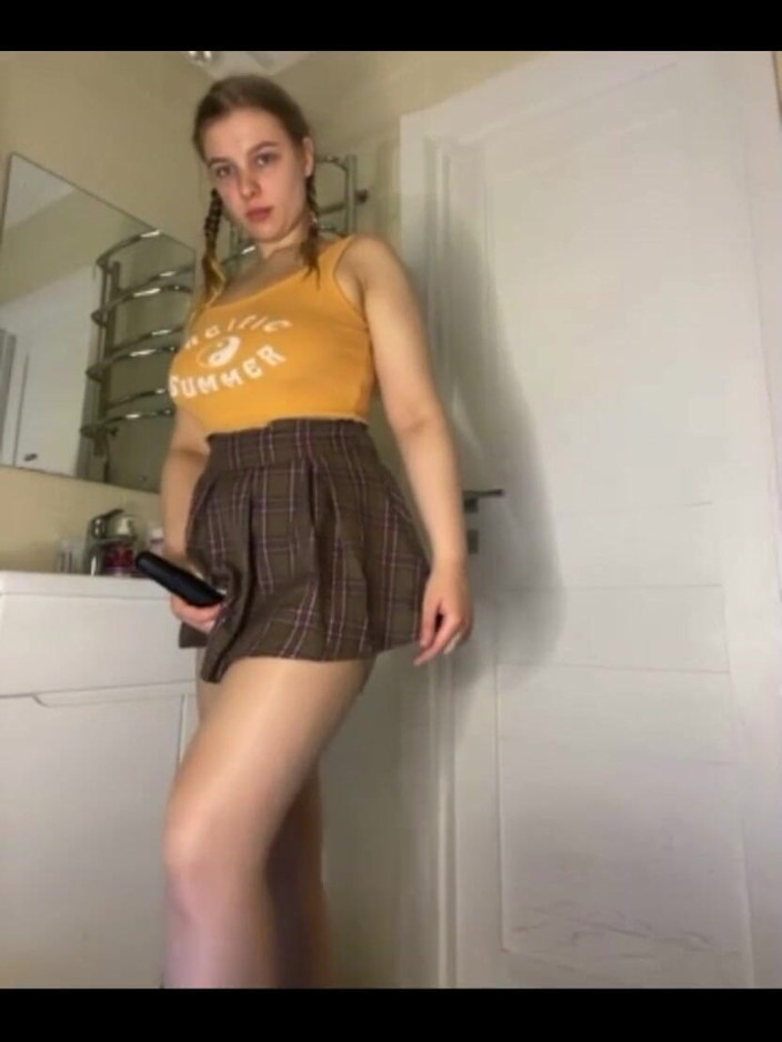 JuiceLussie: La mia sorellastra scopa con un grosso dildo in bagno