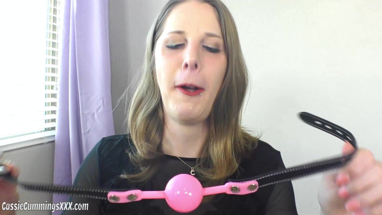 Cassie Cummings: Le bâillon BDSM de Cassie essaye et parle