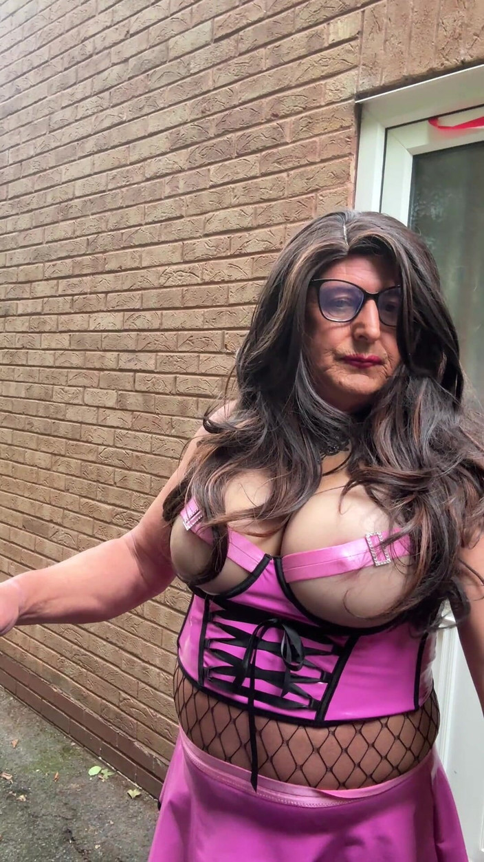 Kellycd2022: Crossdresser seksi Kellycd2022 dalam Pakaian Pvc Merah Jambu Dan Jala...