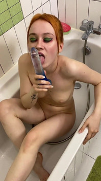 ¡Montando sexualmente mi consolador clavado después de la ducha!