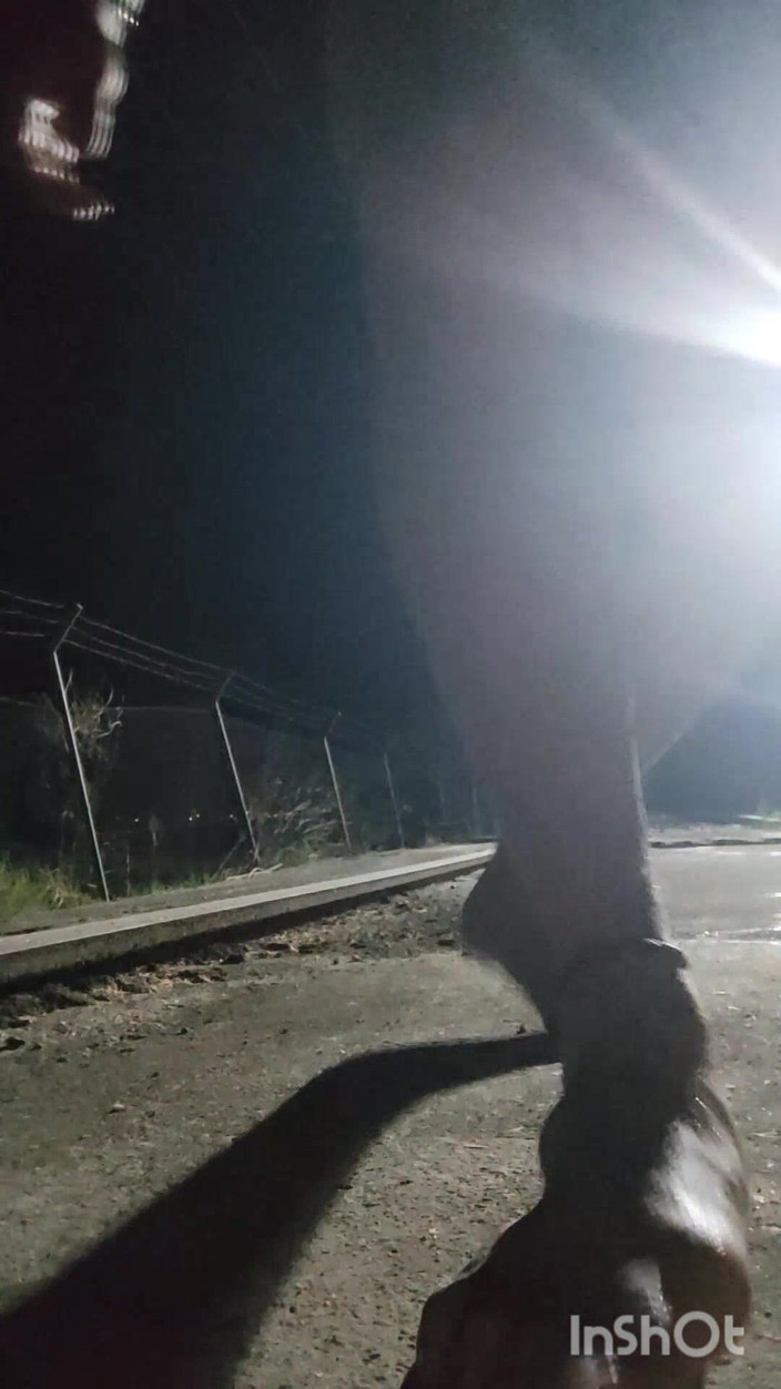 Morbosete000: Nudo e pisciando sui binari del treno
