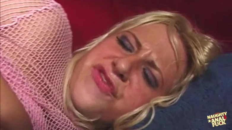 Naughty anal fuck: Před získáním její šťavnatý zadek Pummeled prsatá blondýna deepthroats jeho obrovský...