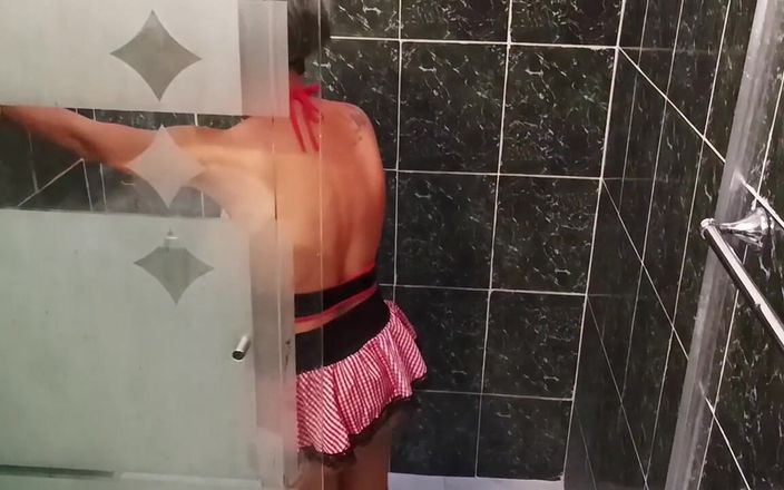 Swingers amateur: Üvey annemin duşu temizlerken mastürbasyon yaparken izliyorum. Ona yarağımla sert...