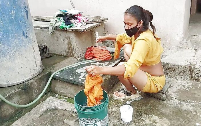 Your Soniya: La demi-sœur indienne se lave quand elle mouille la chatte...